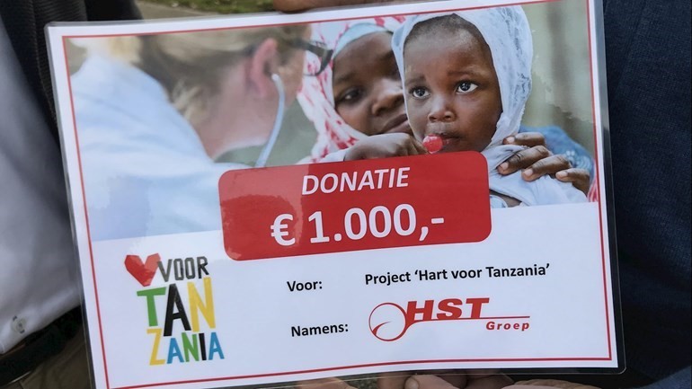 A €1,000 donation cheque from HST Groep for Hart voor Tanzania