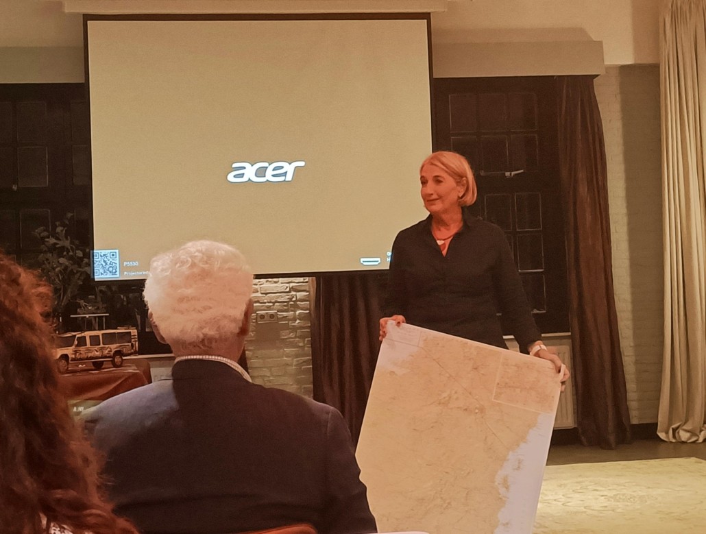 Elly Siers presenteert Chaka Afrika Travel tijdens de projectavond in Hengelo