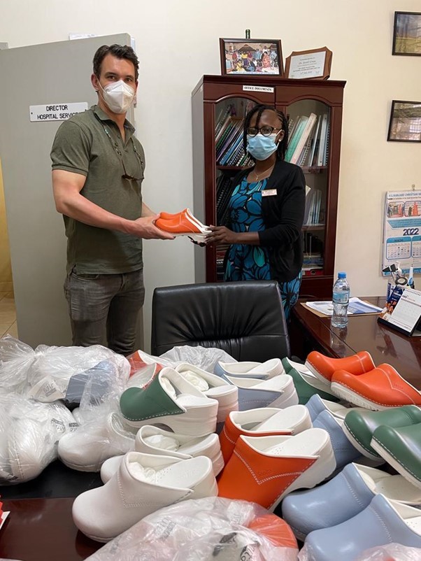 Medewerkers met gedoneerde ziekenhuisklompen voor KCMC in Tanzania