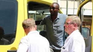 Nederlandse en Tanzaniaanse medewerkers bij de geschonken ambulance in Moshi
