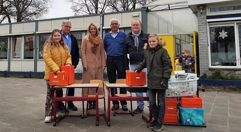 Overhandiging van materialen voor Hart voor Tanzania bij HST Groep