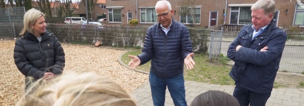 Salah Said en deelnemers bij de reportage van Omroep Gelderland over Hart voor Tanzania