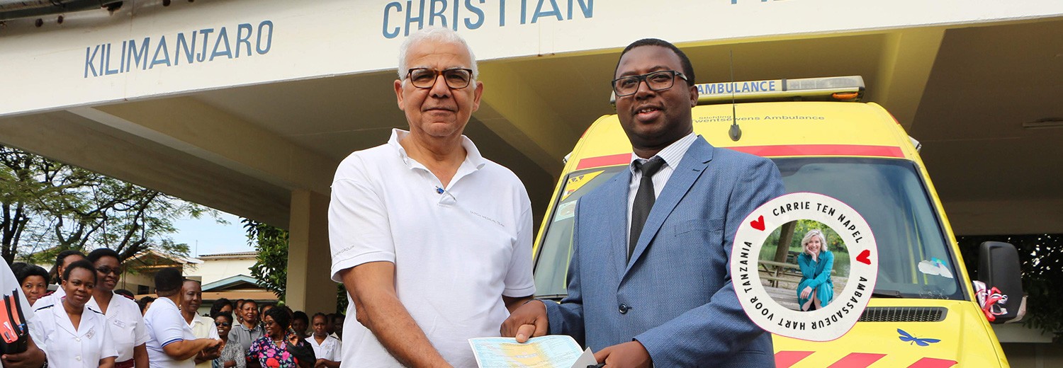 Salah Said en een Tanzaniaanse collega bij de ambulance van KCMC